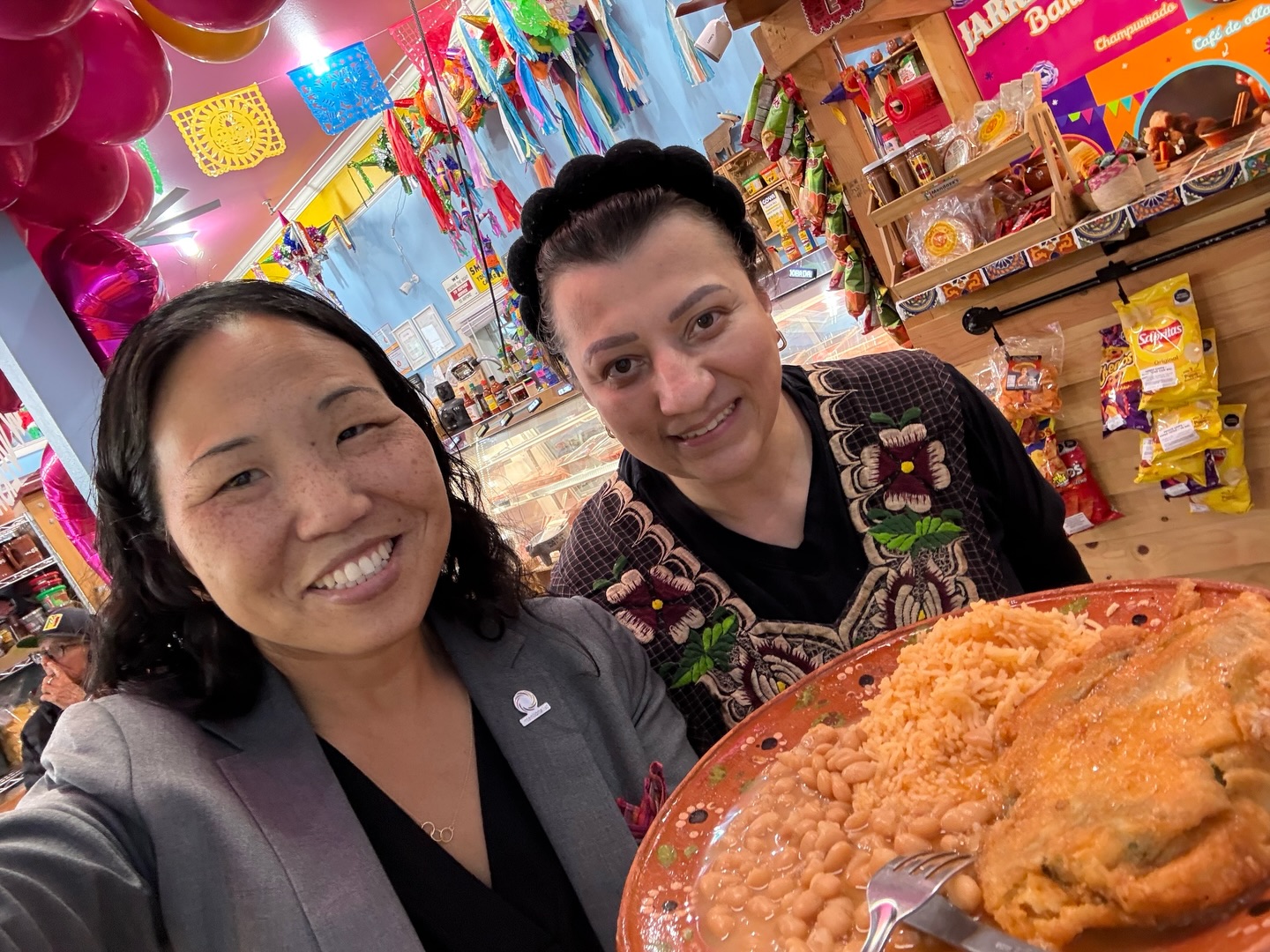 We’re so grateful for the small businesses who brightened our days and brought light to local neighborhoods throughout January 😊

1️⃣ Celebrating 15 Years with Sonia, owner of @mendozas_mercado 

2️⃣ Alex, Ana, and Aminta of @salvadoreanbakery cheer on the Seahawks

3️⃣ Enjoying Yu Mei @uptownchina before the Kraken AANHPI Night with @thekimfer, co-owner of @pitchthebabybar 

4️⃣ The remains of a sweet treat with Lois at her new dessert cafe @elixirdessertandbar - their grand opening is tomorrow (Sunday)!

5️⃣ Caffeinating at @latinocafe1 with owner Andrea

6️⃣ Kylie and Theresa enjoy late afternoon coffee and hot chocolate at @makeda.and.mingus 

7️⃣ Warming up with pho with Tara (@mariners) at @vinasonphosodo 

8️⃣ The best hot pot from @shabu_shaburina 

9️⃣ Showing off the beautiful food from @blockcafeseattle

🔟 Saying hi to Brandon, owner of @brugge_chocolates 

1️⃣1️⃣ ✌️ with Reginald, owner of @althas_louisiana_cajun 

1️⃣2️⃣ Grabbing the essentials with Nech, owner of @alidasbakery 

1️⃣3️⃣ XO Rice Rolls from Yen, owner of @ganbeiseattle 

#SpendLikeItMatters #seattlefoodie #seattlesmallbusiness #BeIntentional