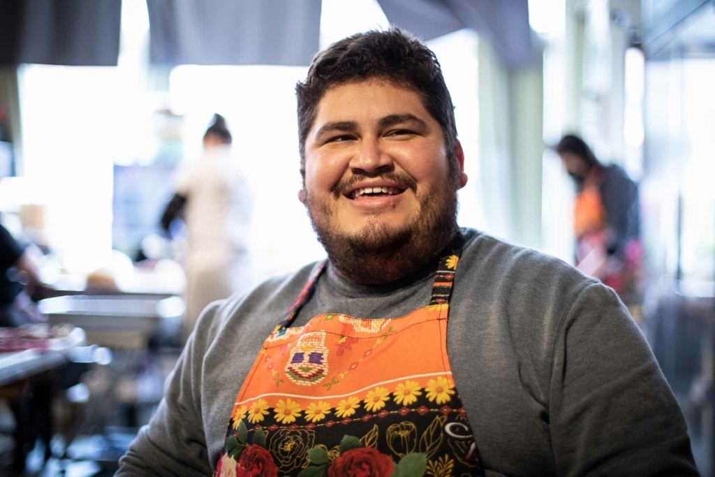 Picture of Osbaldo Hernandez wearing an apron.