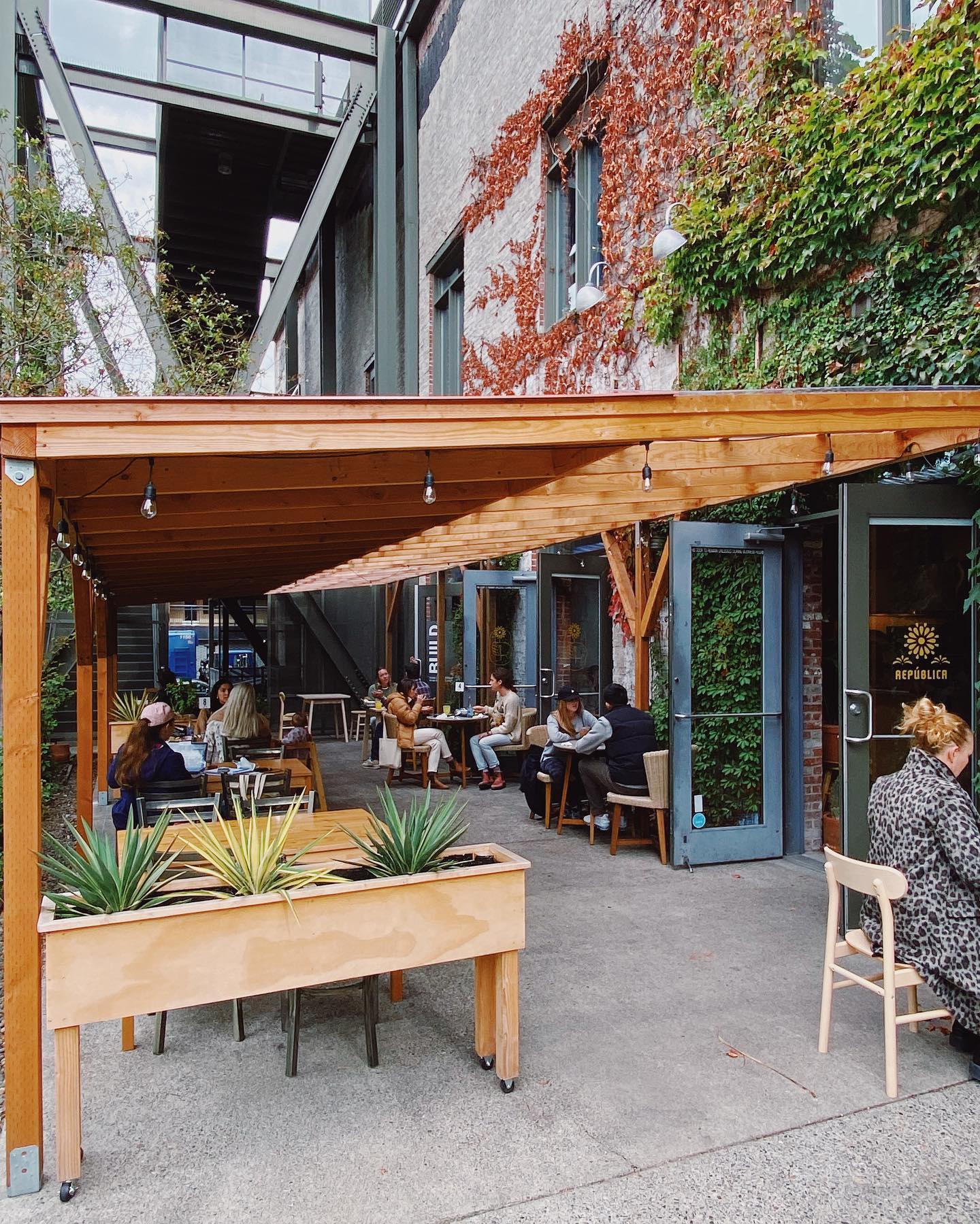 Patio seating at República
